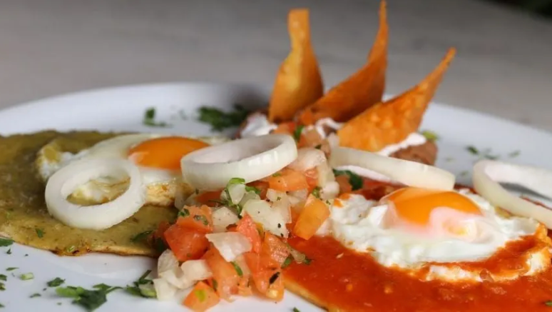 Huevos Divorciados con Chilaquiles